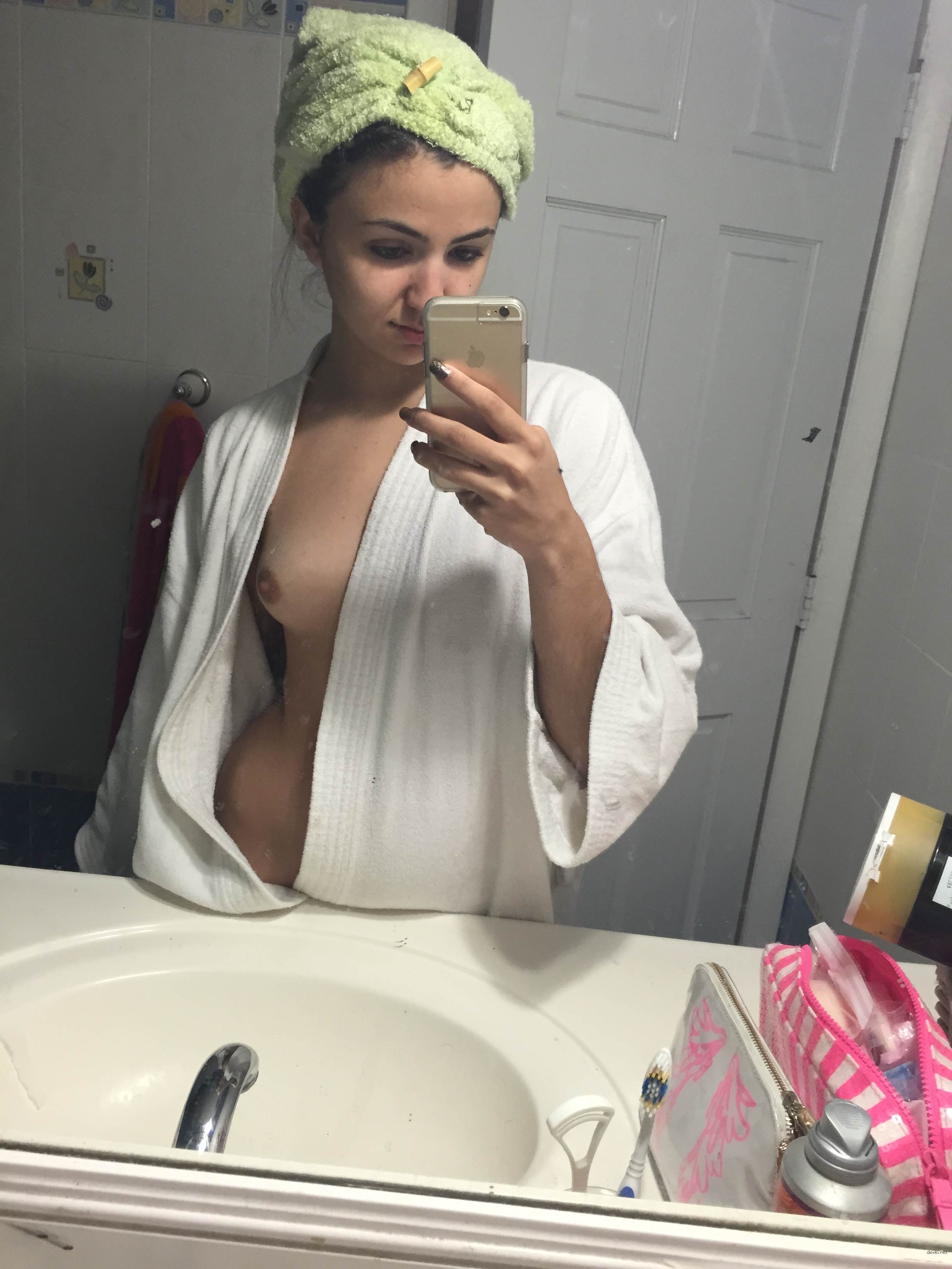 Attractive Babe with Round Ass: Explicit Amateur Photo