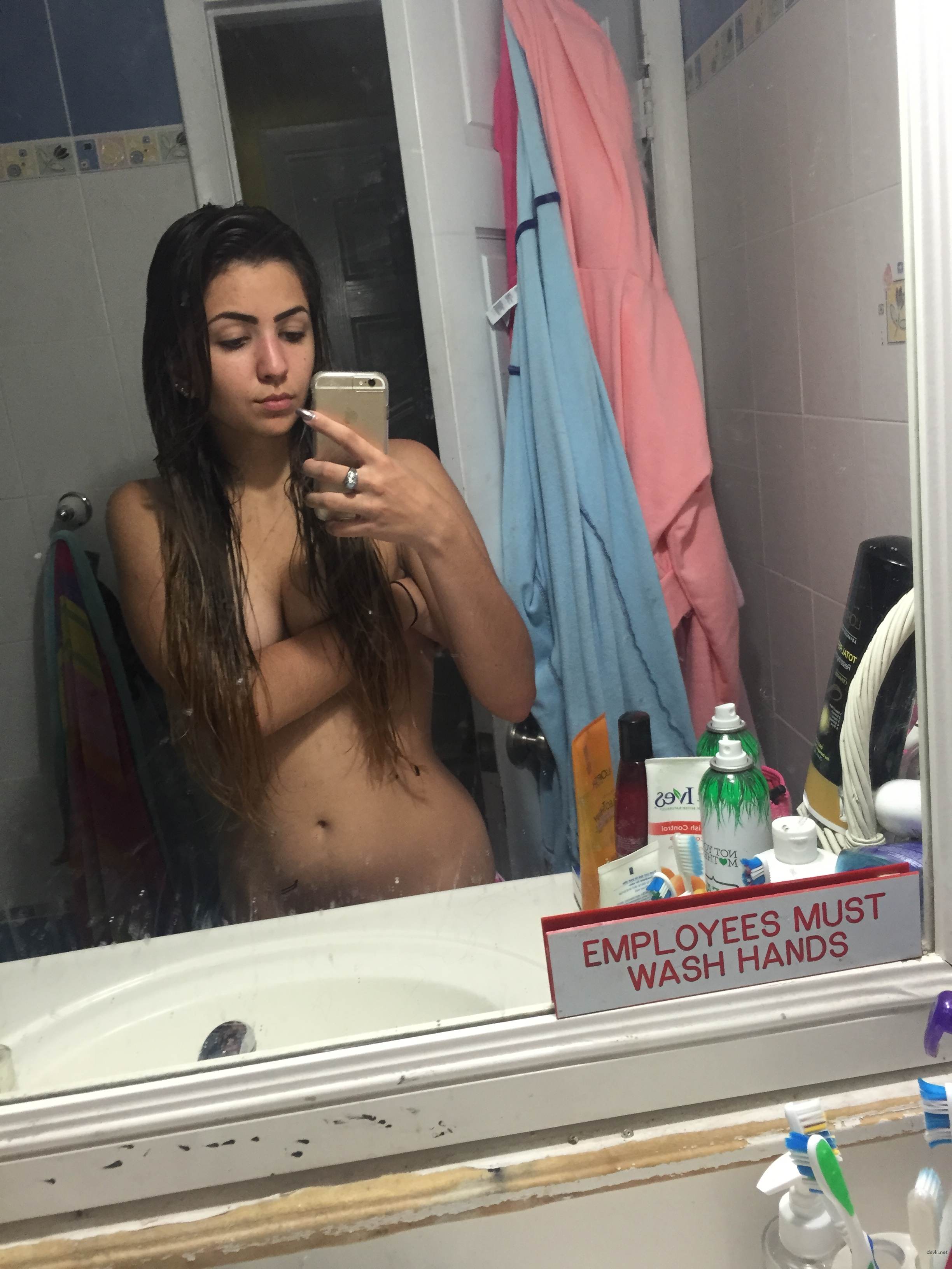 Attractive Babe with Round Ass: Explicit Amateur Photo