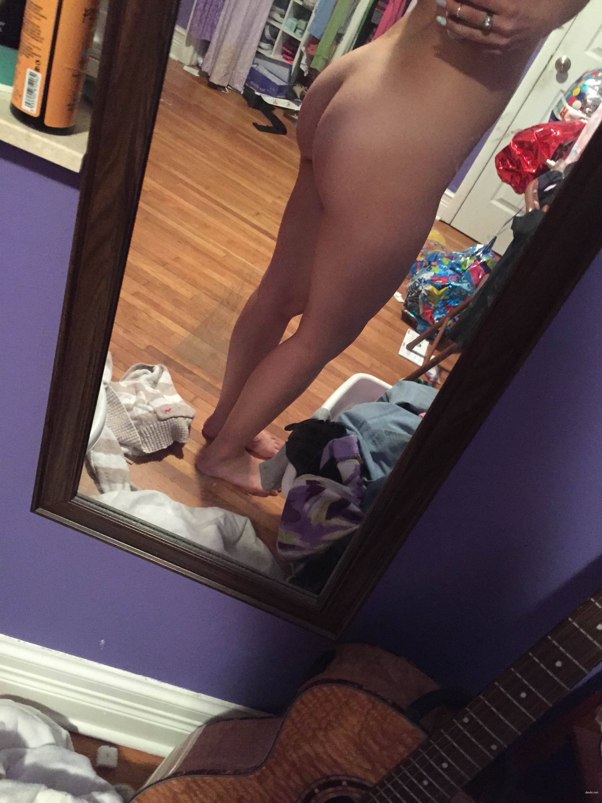 Attractive Babe with Round Ass: Explicit Amateur Photo