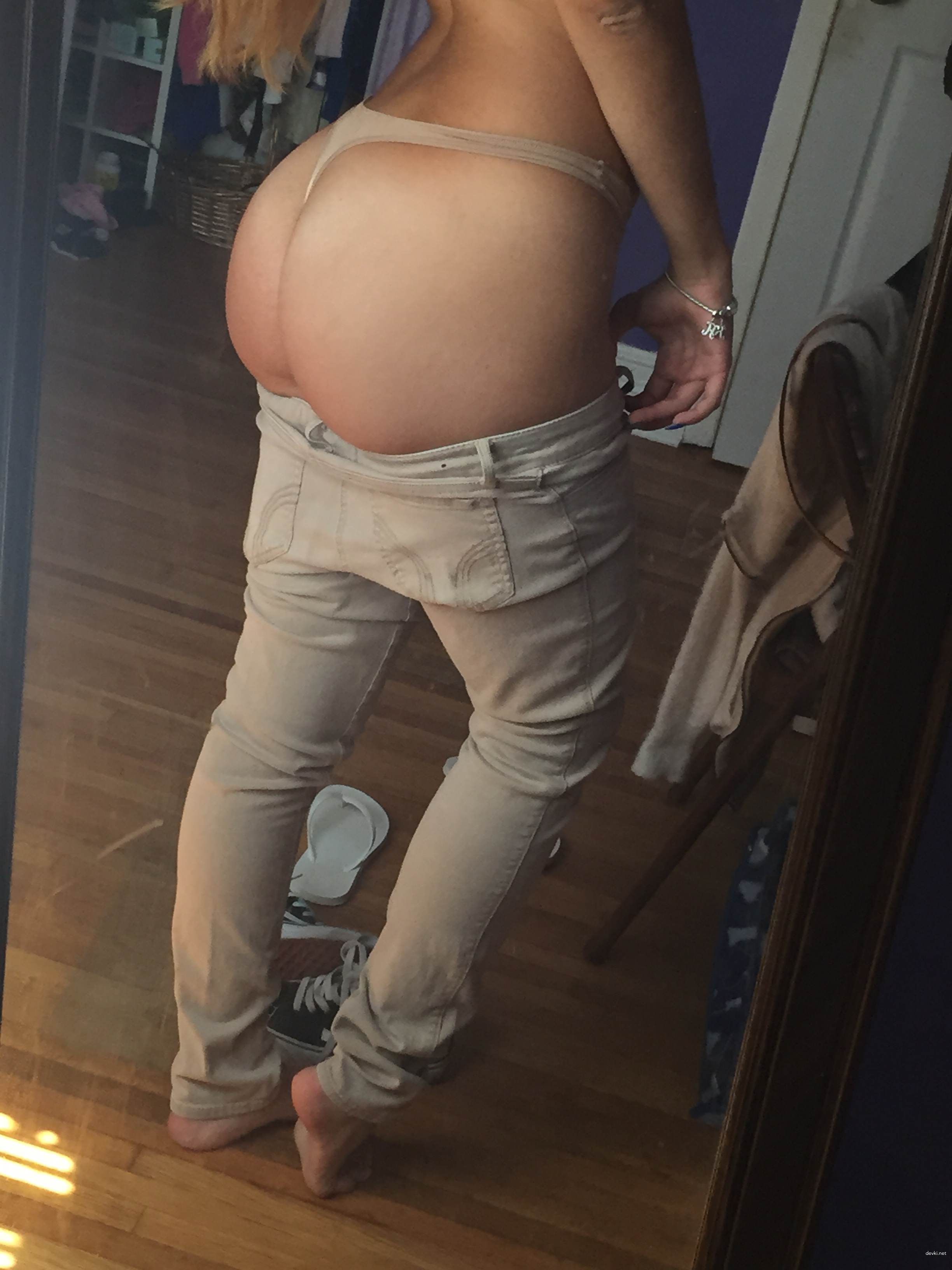 Attractive Babe with Round Ass: Explicit Amateur Photo