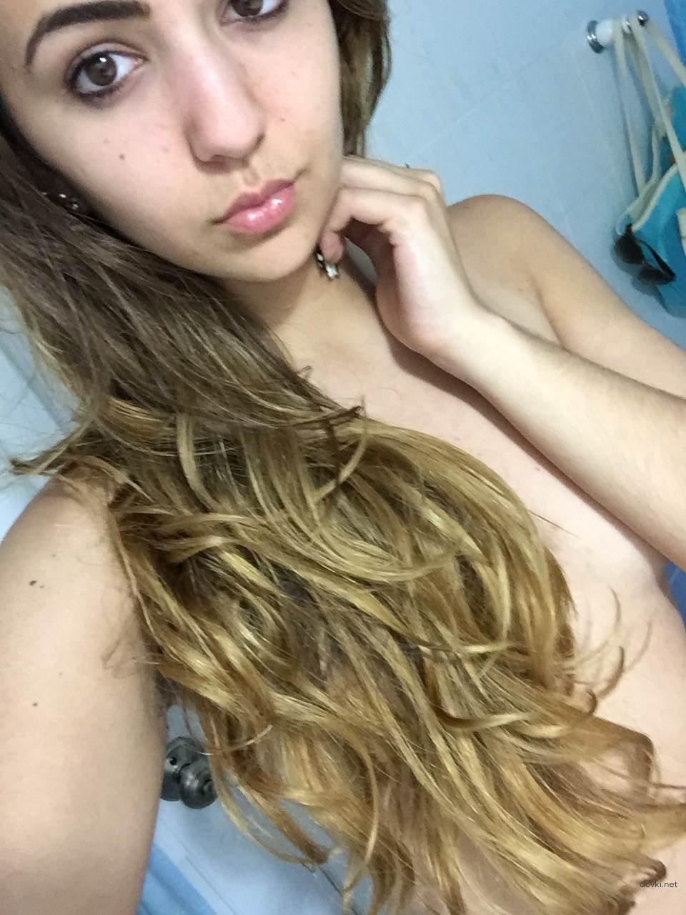 Attractive Babe with Round Ass: Explicit Amateur Photo