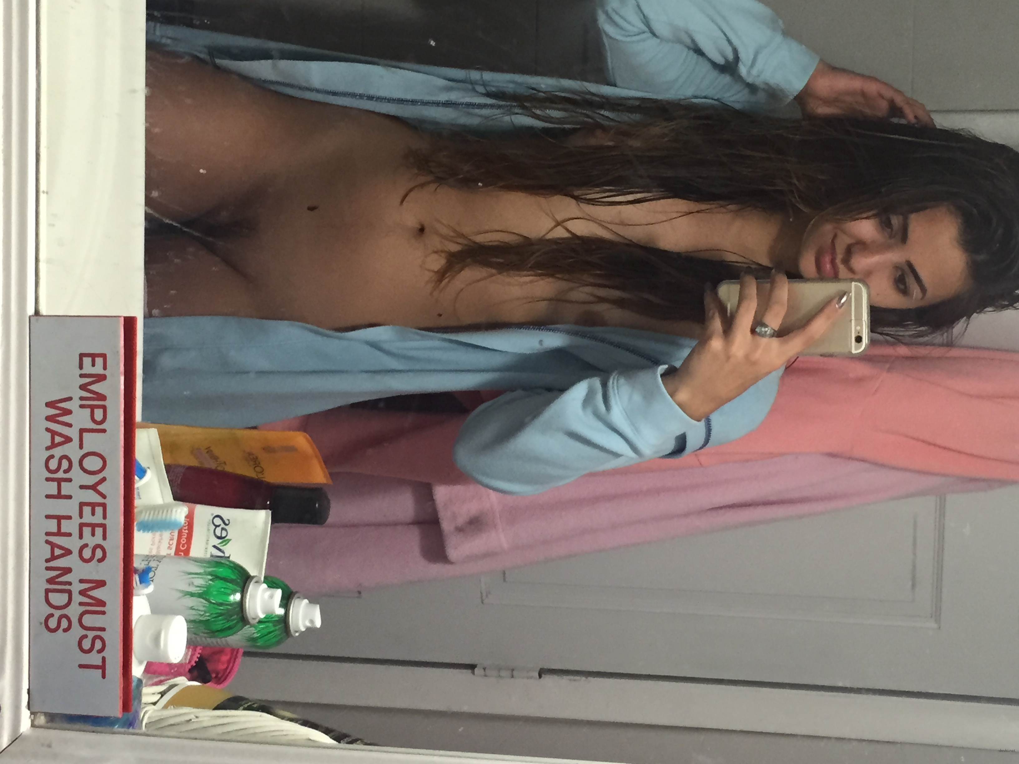 Attractive Babe with Round Ass: Explicit Amateur Photo