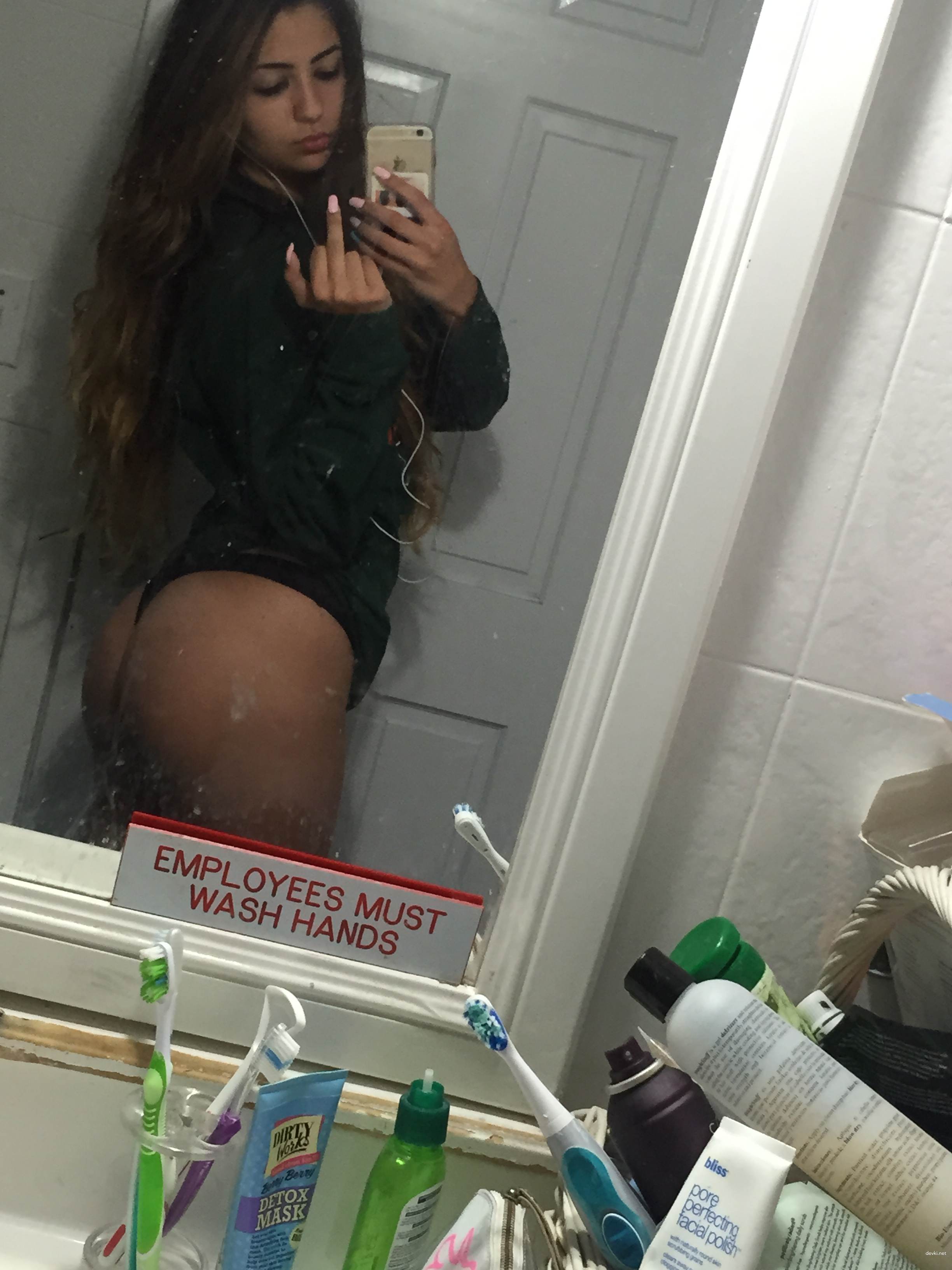 Attractive Babe with Round Ass: Explicit Amateur Photo