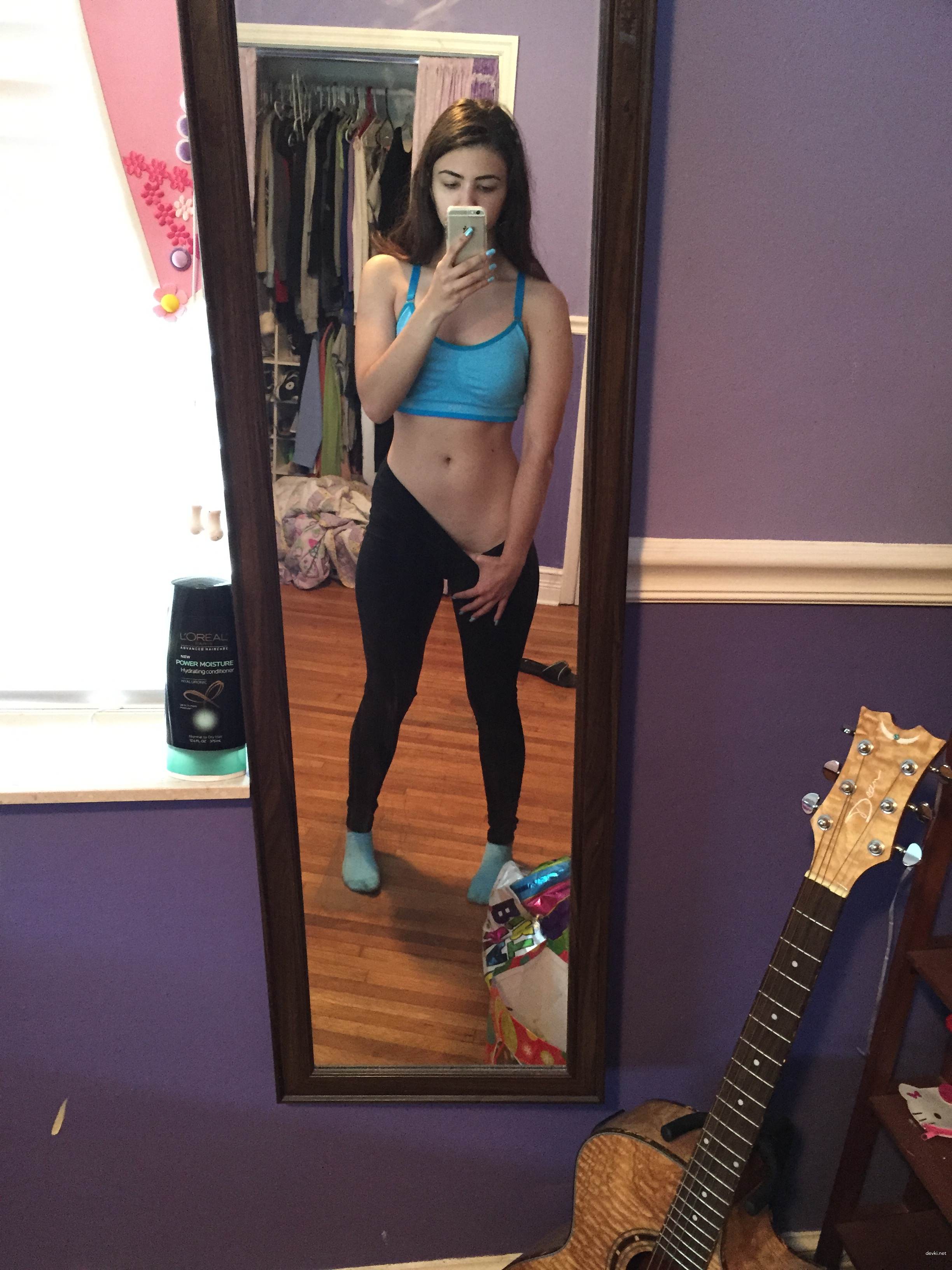 Attractive Babe with Round Ass: Explicit Amateur Photo