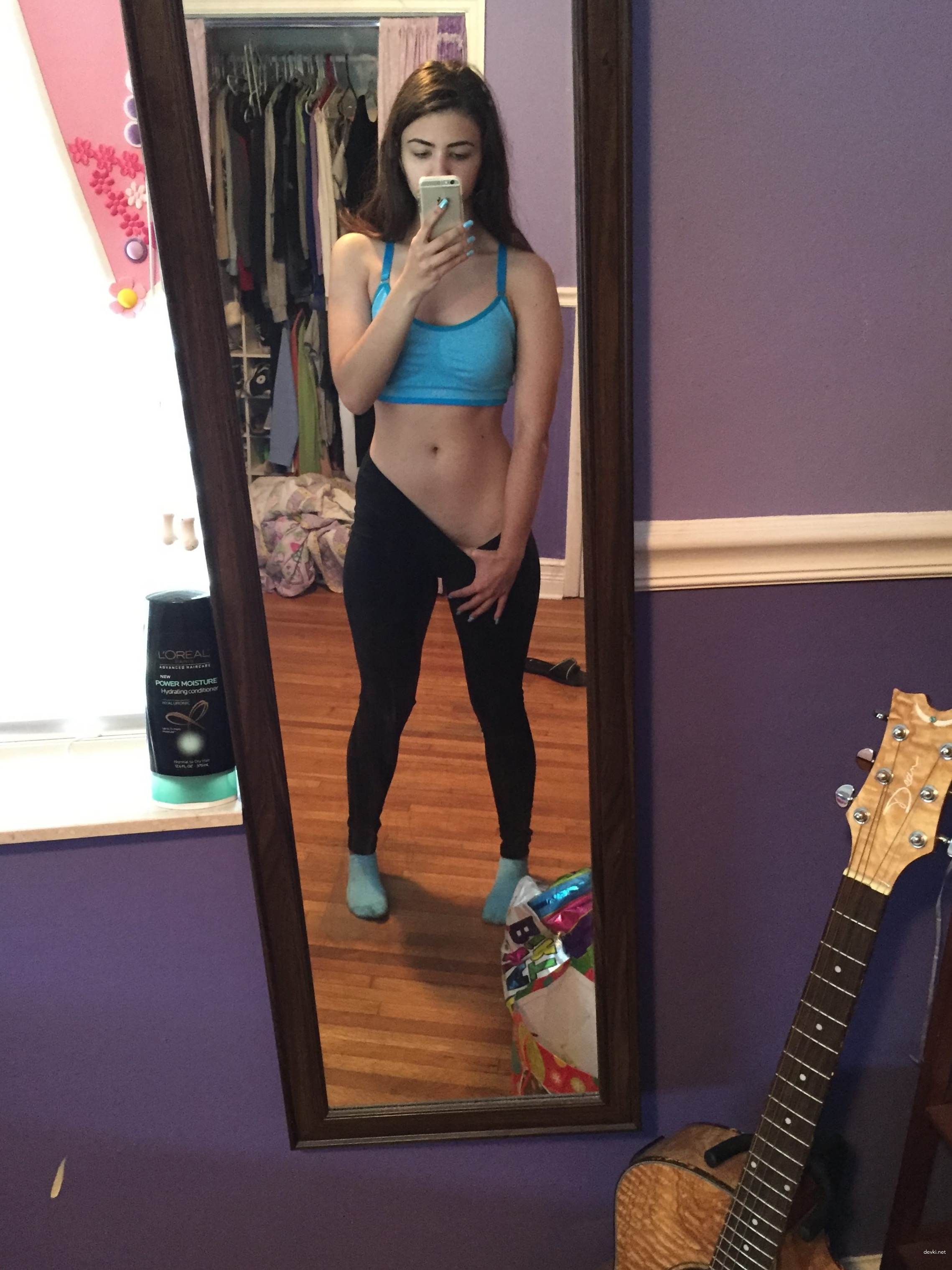 Attractive Babe with Round Ass: Explicit Amateur Photo