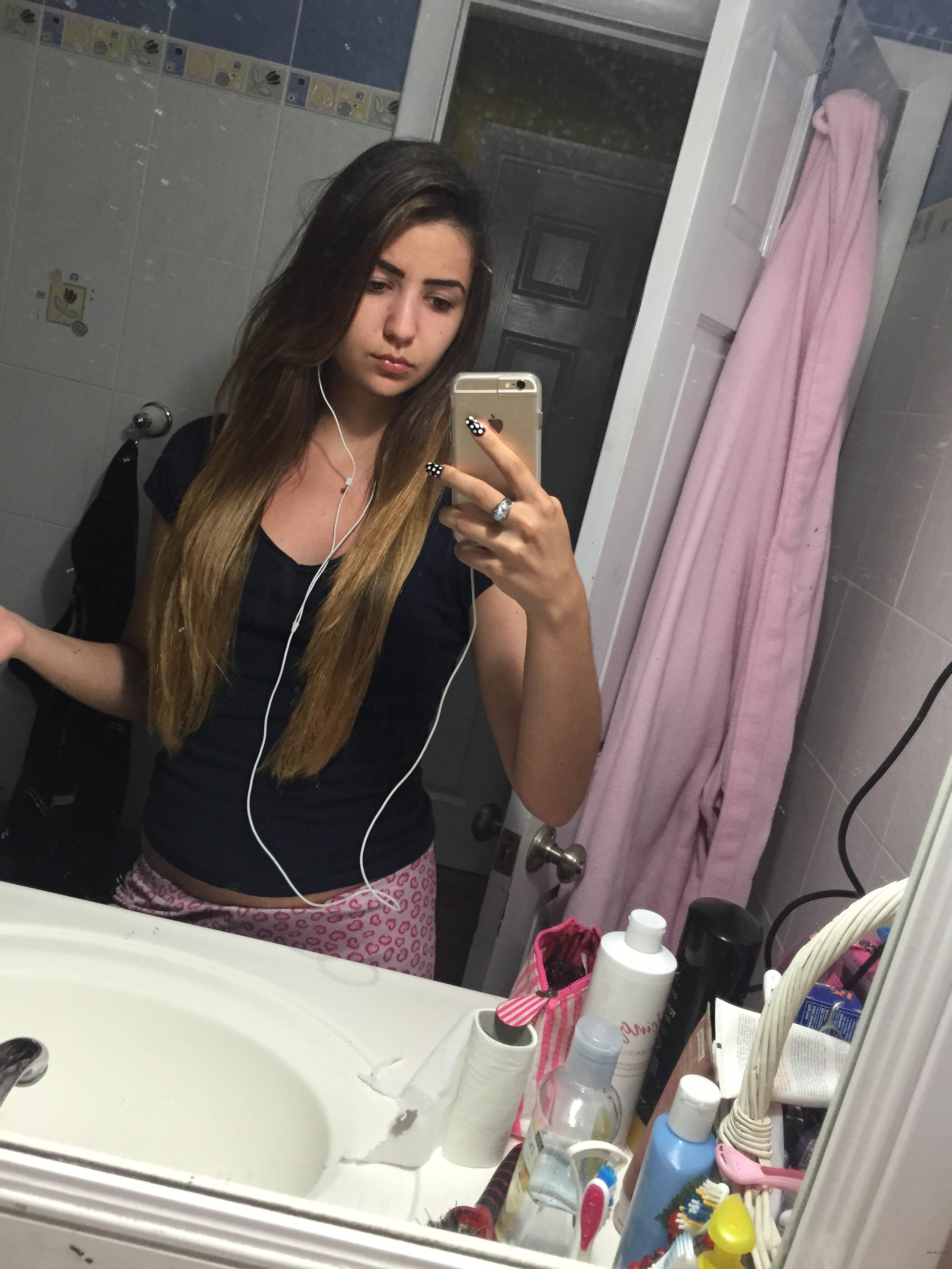 Attractive Babe with Round Ass: Explicit Amateur Photo