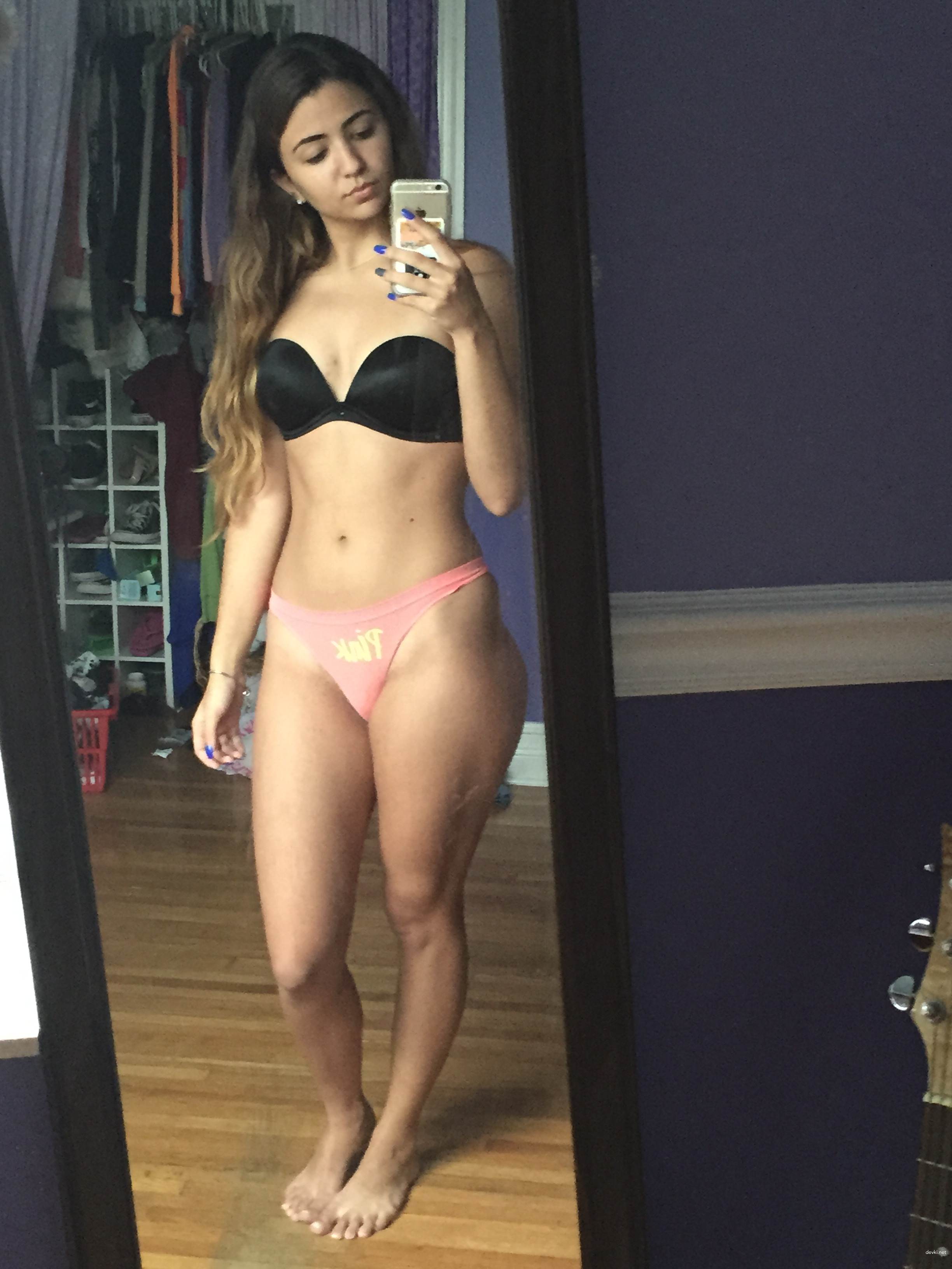 Attractive Babe with Round Ass: Explicit Amateur Photo