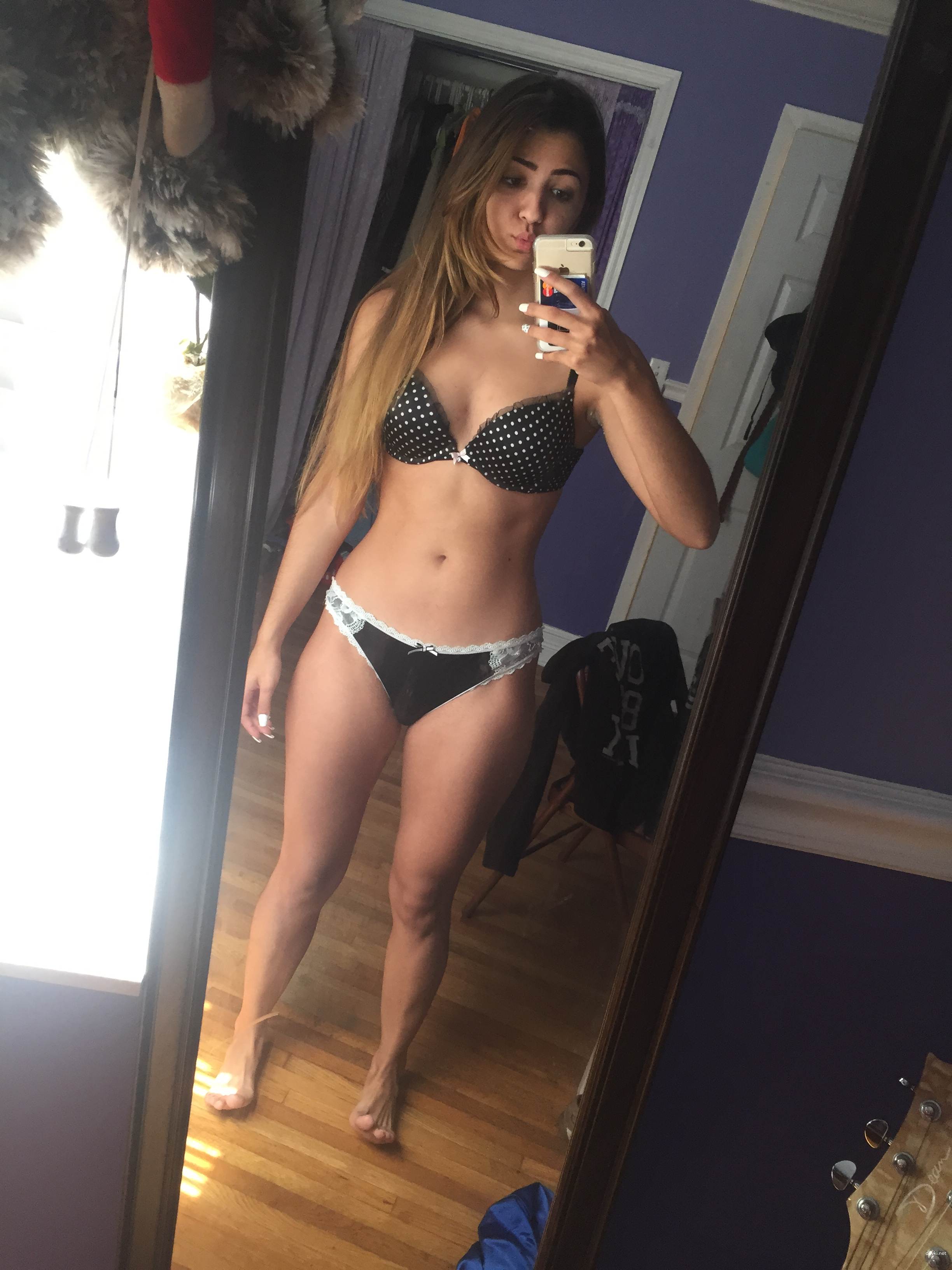 Attractive Babe with Round Ass: Explicit Amateur Photo