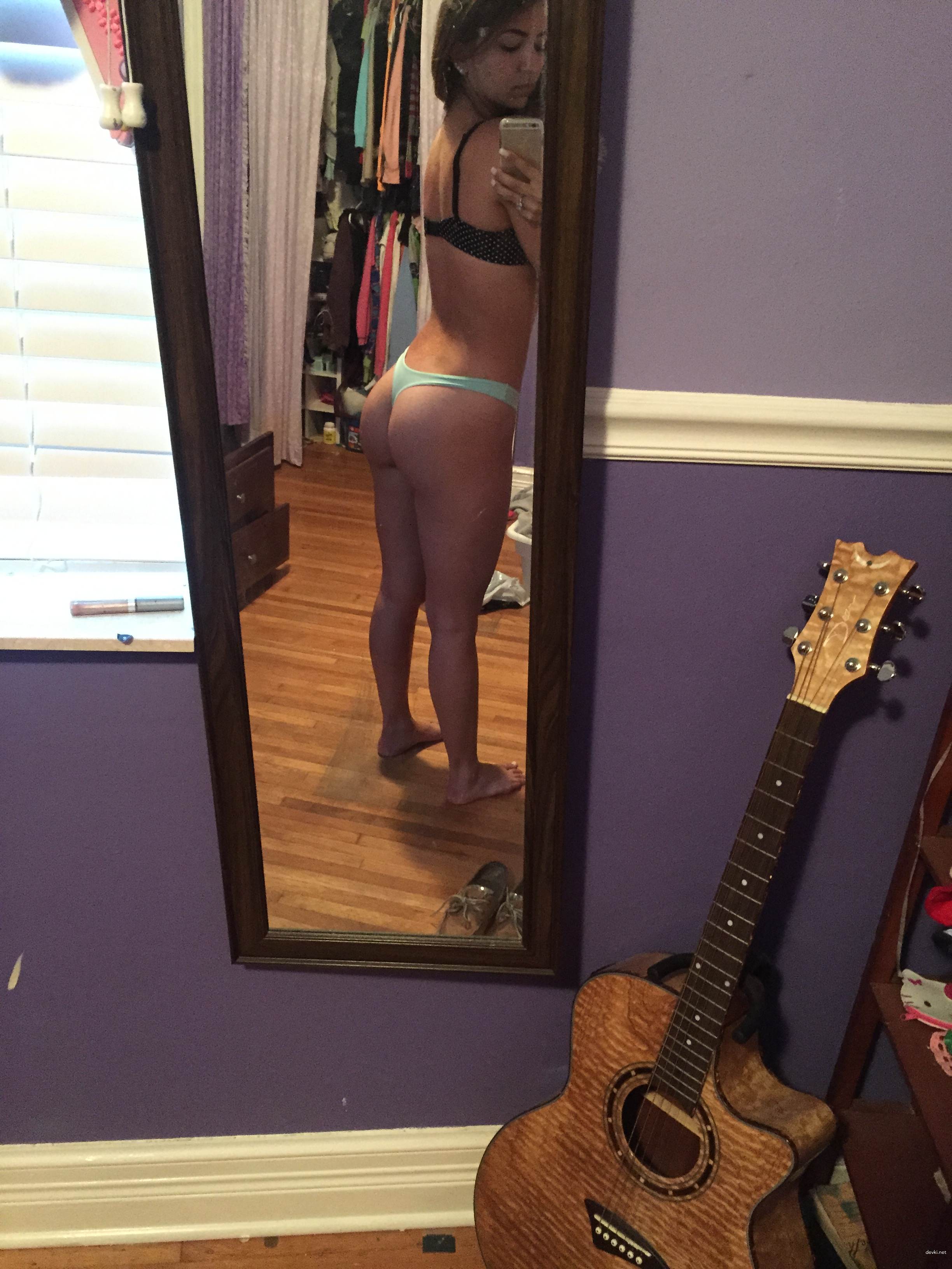 Attractive Babe with Round Ass: Explicit Amateur Photo