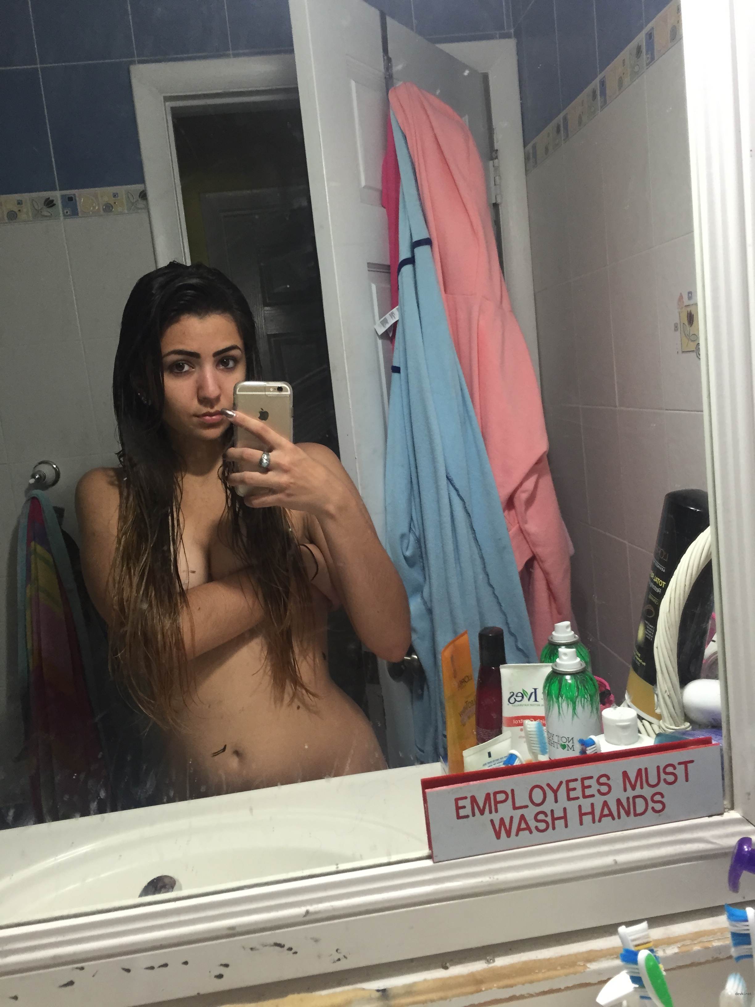 Attractive Babe with Round Ass: Explicit Amateur Photo