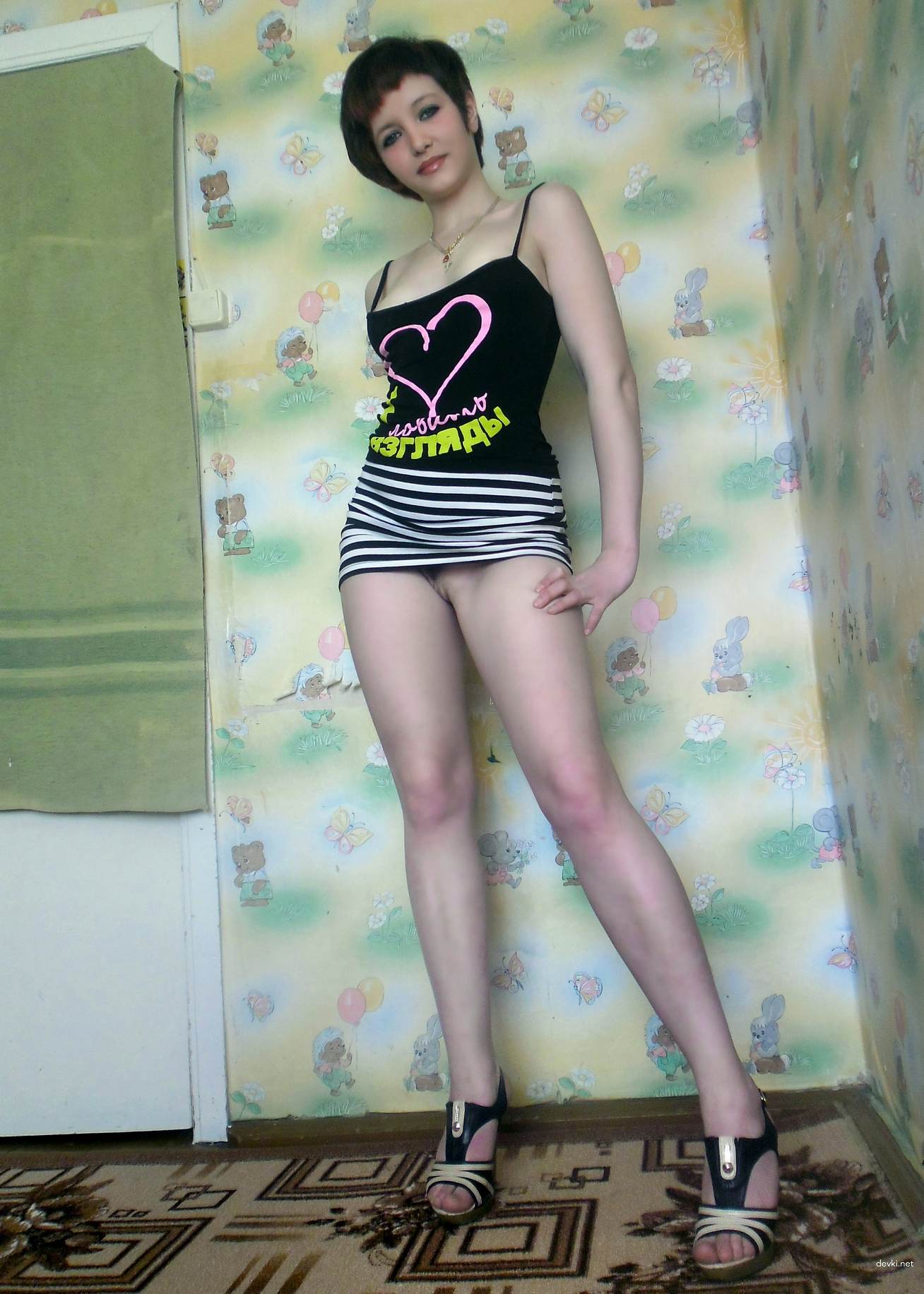 Seductive College Babe Exposes Young Body in Explicit Amateur Pic