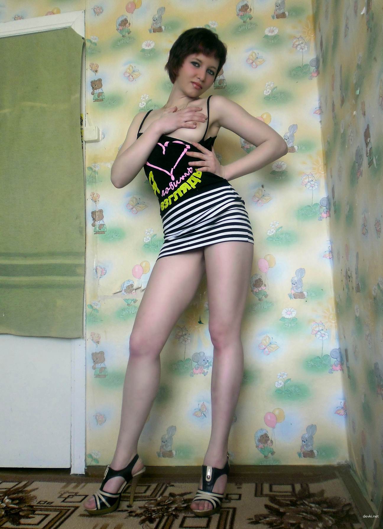 Seductive College Babe Exposes Young Body in Explicit Amateur Pic