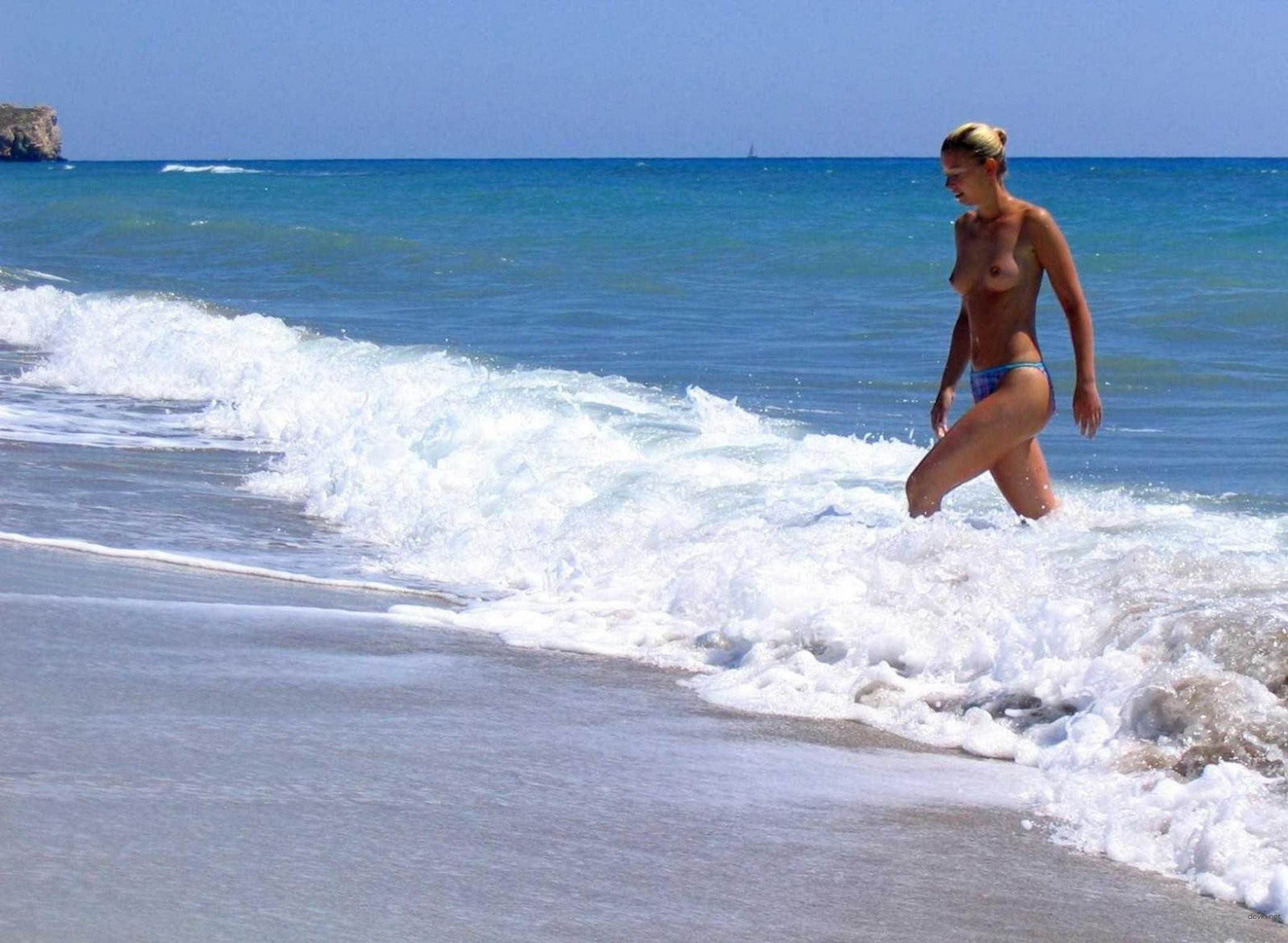 Explicit Nude Erotica: Fully Naked Amateur Girls in Provocative Photos