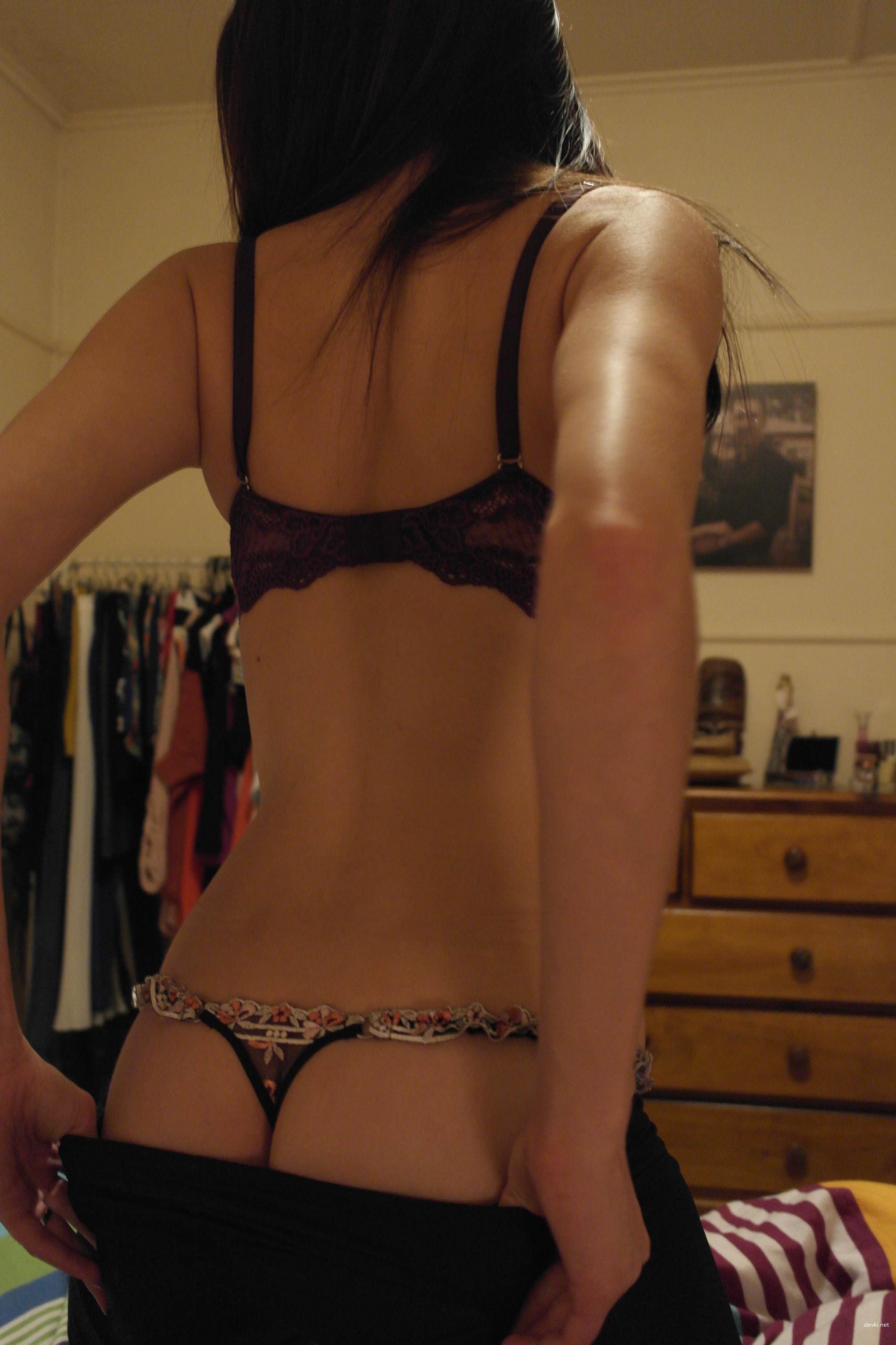 Sexy Young Babe Expertly Poses at Home on Bed - Amateur Bedroom Photos