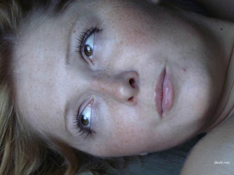 Explicit Amateur Photo: Woman Shows Smoothly Shaved Pussy