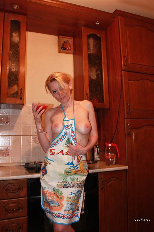Hot Blonde with Shaved Pussy: Explicit Amateur Photo
