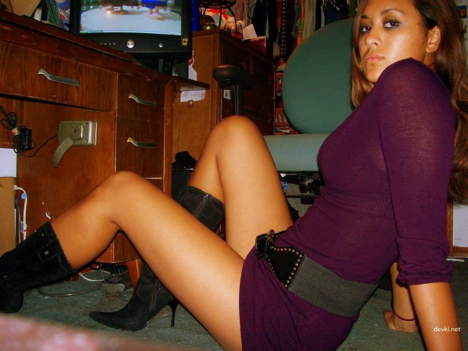 Seductive Latina Amateur Erotica: Explicit Photos of a Hot Latina Girl