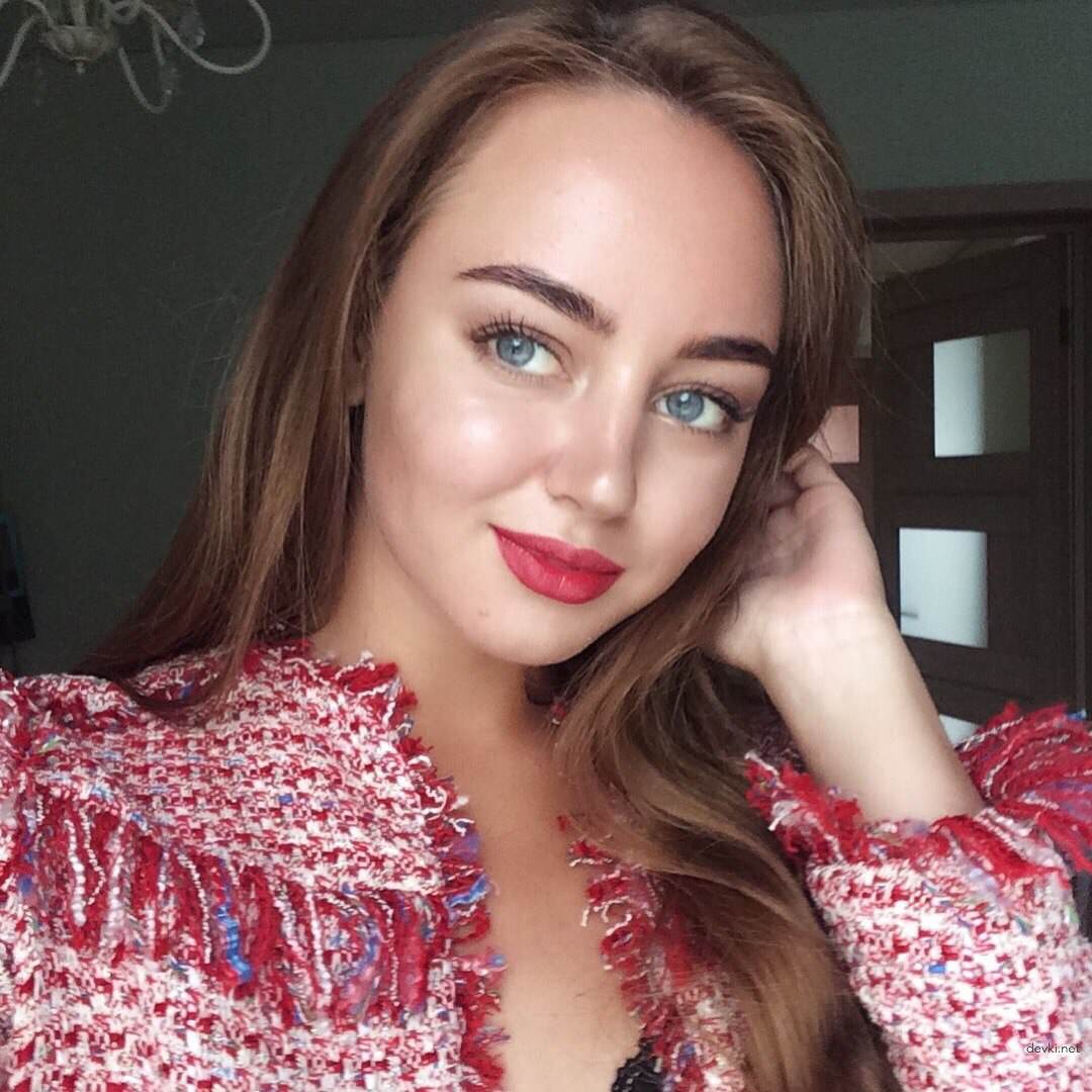 Explicit Amateur Teen Girl Shows Off Naked Breasts - Hot and Naughty Photos