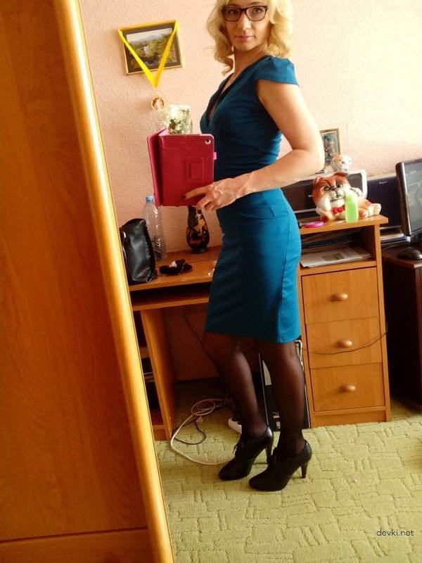 Sexy Mature Blonde Amateur Mirror Selfie - Explicit Erotic Photo