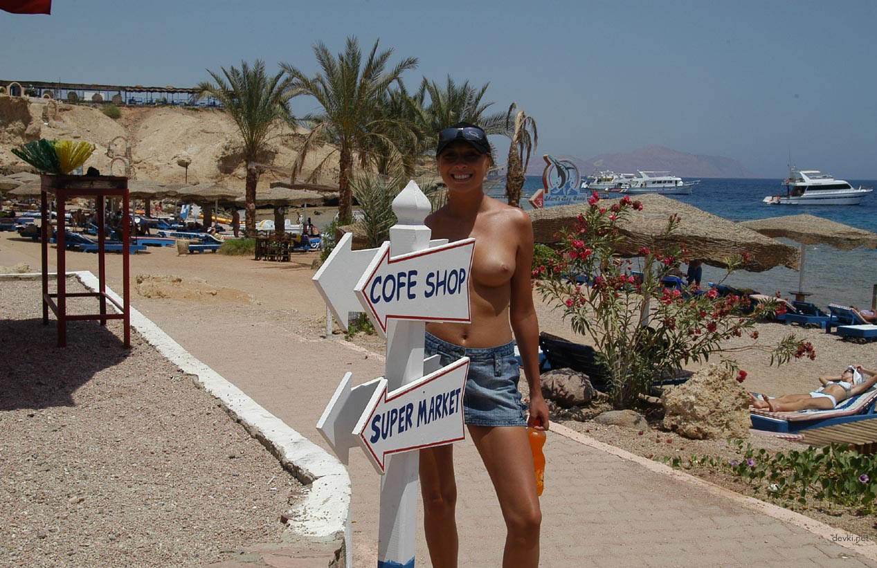 Nude Exhibitionist on Vacation: Amateur Explicit Photo Display
