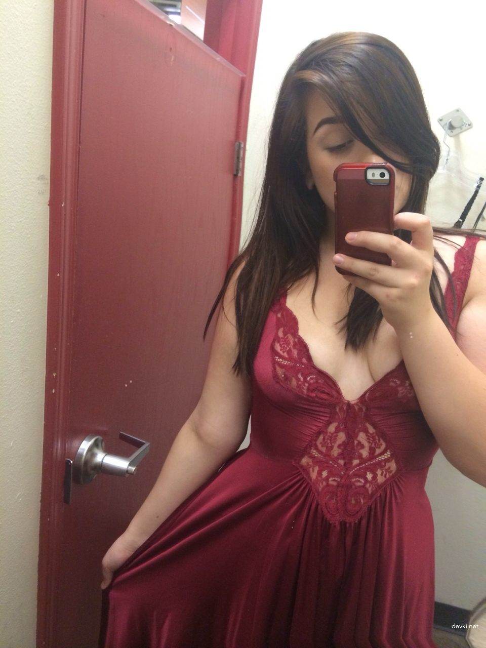 Curvy Amateur Babe Takes Explicit Selfie with Big Ass