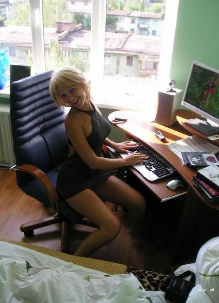 Blonde Strips in Public Places: Amateur Explicit Photos