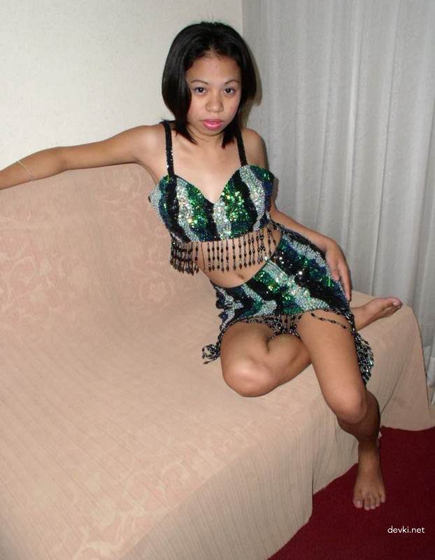 Amateur Asian Teen with Plump Lips in Explicit Home Photos