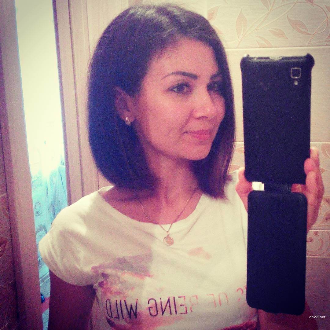 Brunette Takes Explicit Selfies in Mirror - Amateur Porn Photos