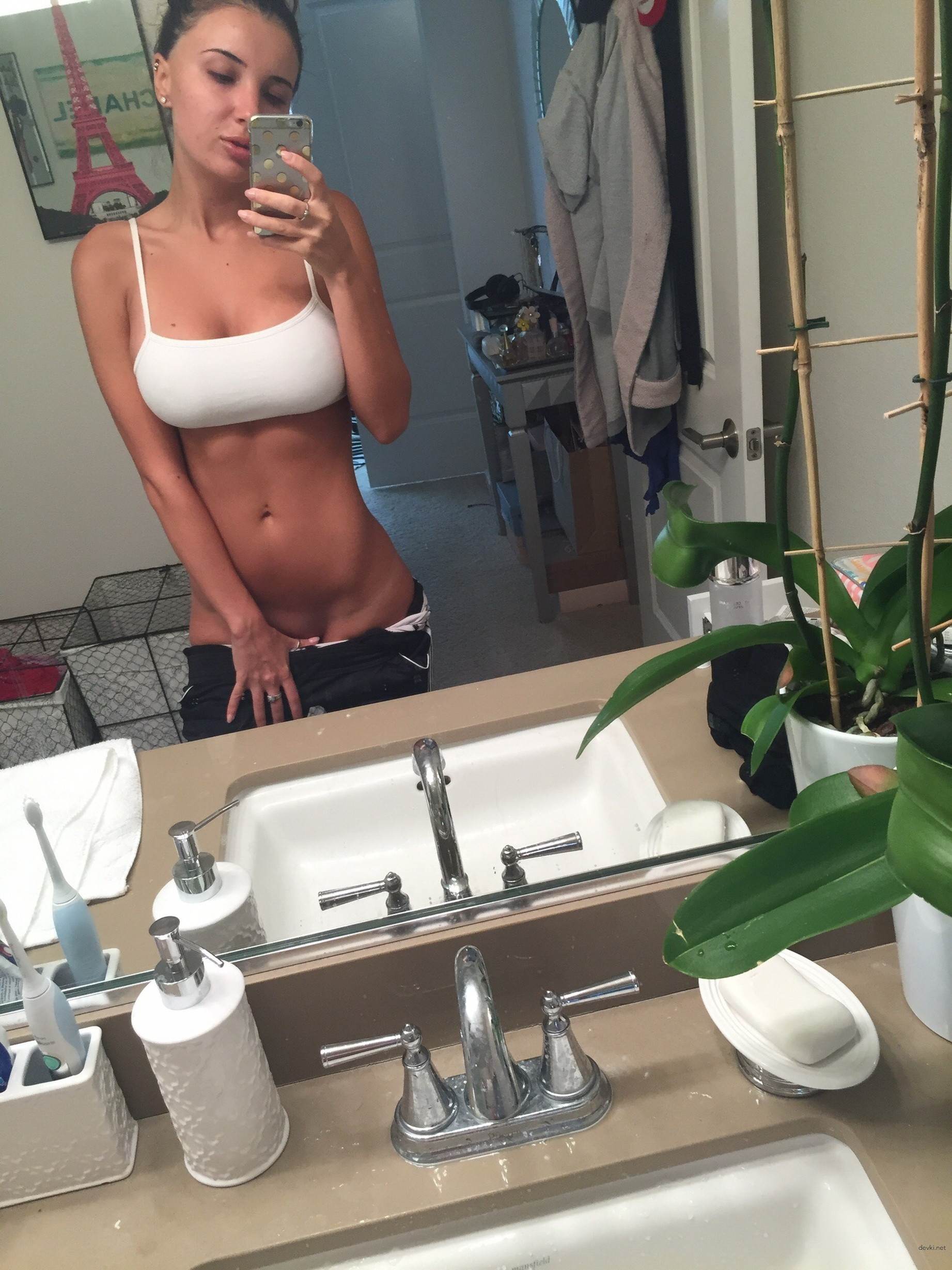 Sexy Girl with Gorgeous Boobs - Amateur Photo