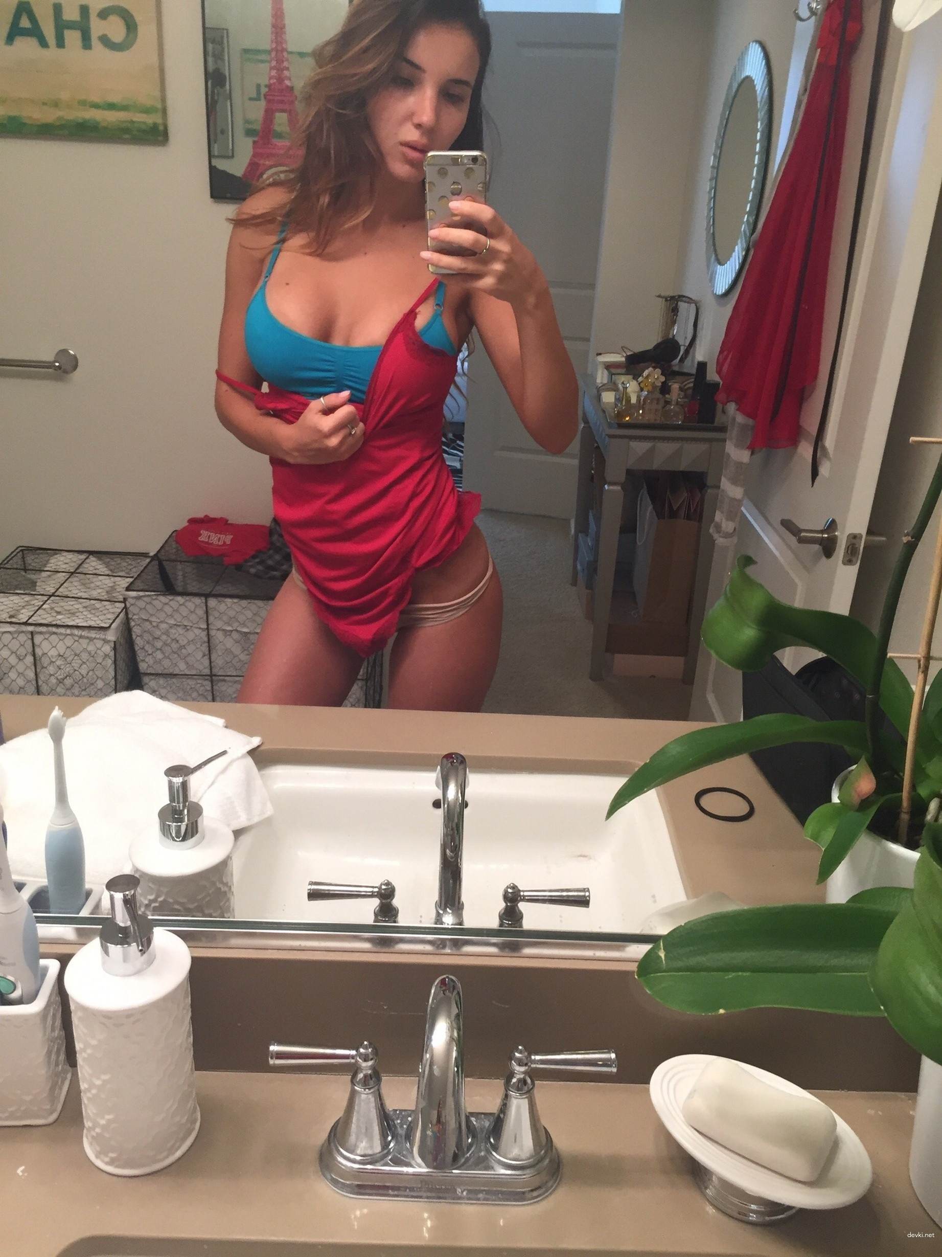 Sexy Girl with Gorgeous Boobs - Amateur Photo