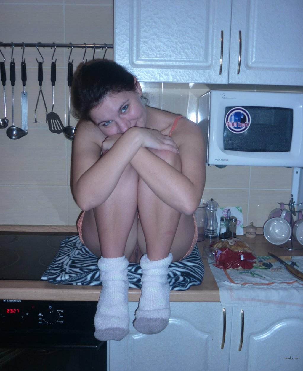Sexy Girl Reveals Shaved Pussy in Amateur Photo