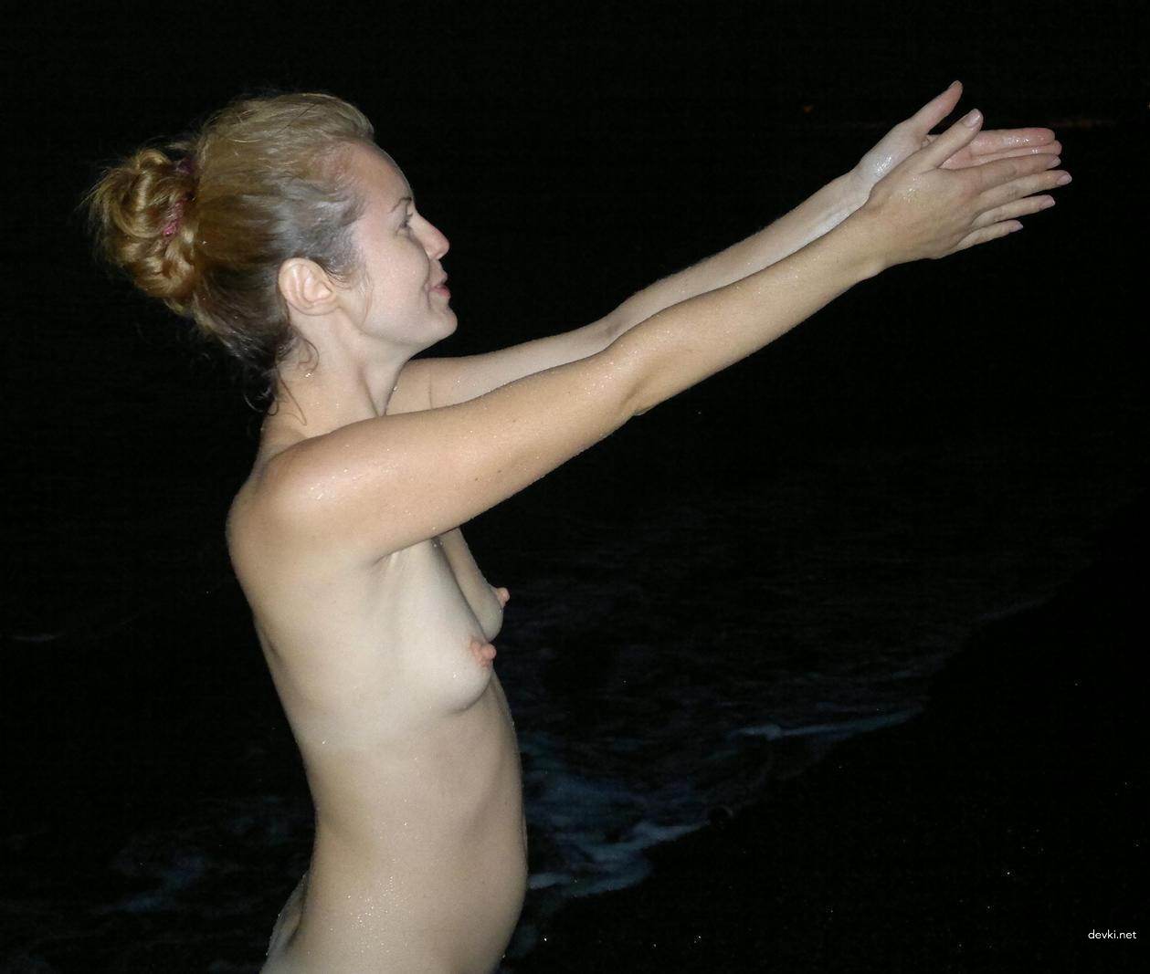 Sexy Babe Posing Nude on Beach - Amateur Beach Beauty Exposed