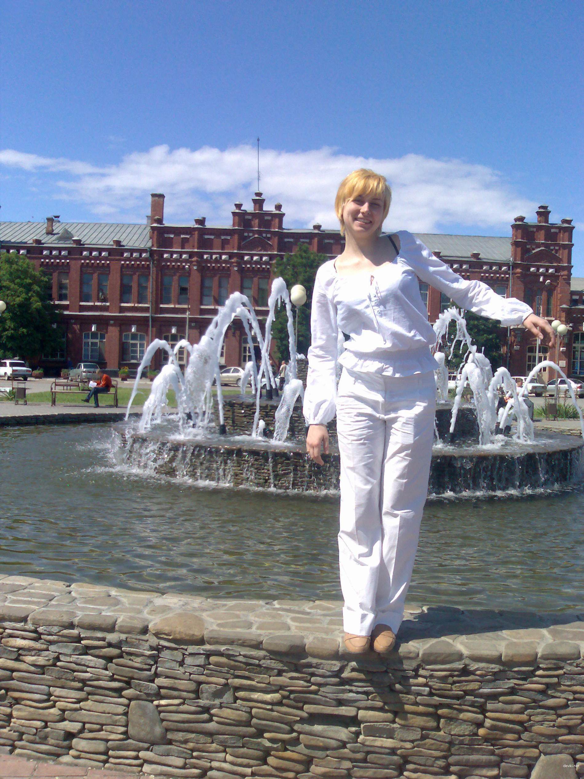 Redhead Girl Shows Shaved Pussy - Amateur Explicit Photo