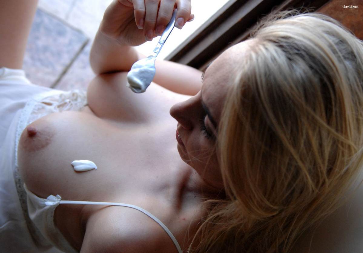Seductive Busty Girl in Sweet Amateur Photo