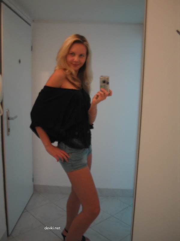 Sexy Young Girls Capturing Each Other - Hot Amateur Photos