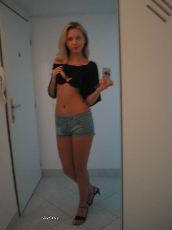 Sexy Young Girls Capturing Each Other - Hot Amateur Photos