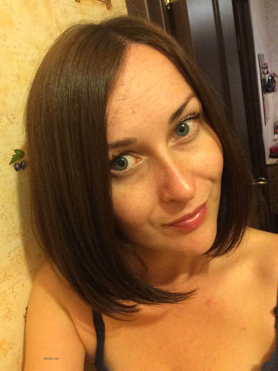 Amateur Girlfriend Exposes Her Pussy in Explicit Photo