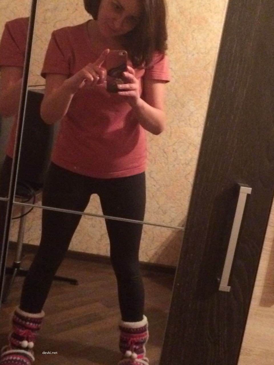 Amateur Girlfriend Exposes Her Pussy in Explicit Photo