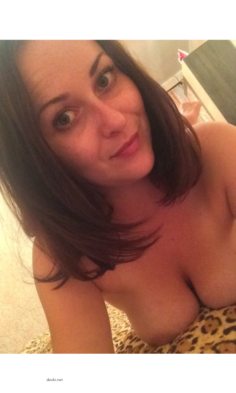 Amateur Girlfriend Exposes Her Pussy in Explicit Photo