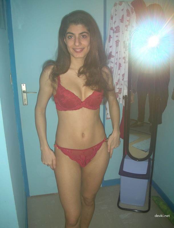 Skinny Turkish Babe in Homemade Sex Tape