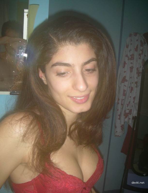 Skinny Turkish Babe in Homemade Sex Tape