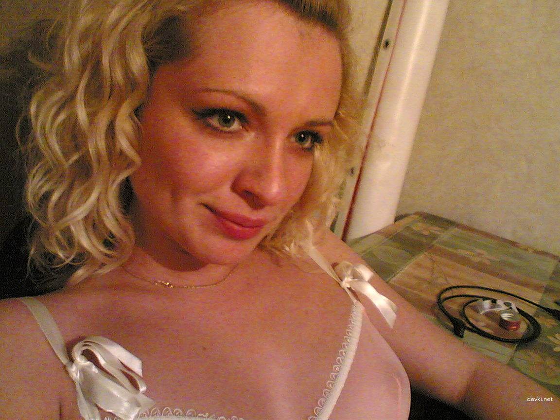 Skinny Blonde Poses Nude for XXX Photoshoot