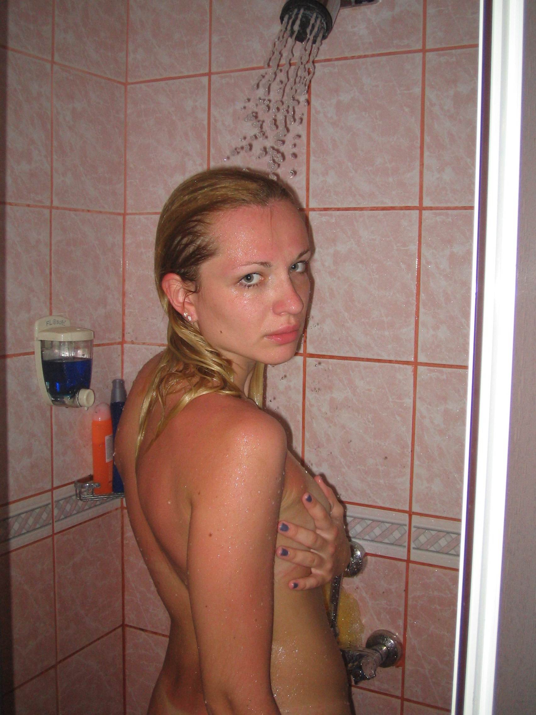 Skinny Blonde Poses Nude for XXX Photoshoot