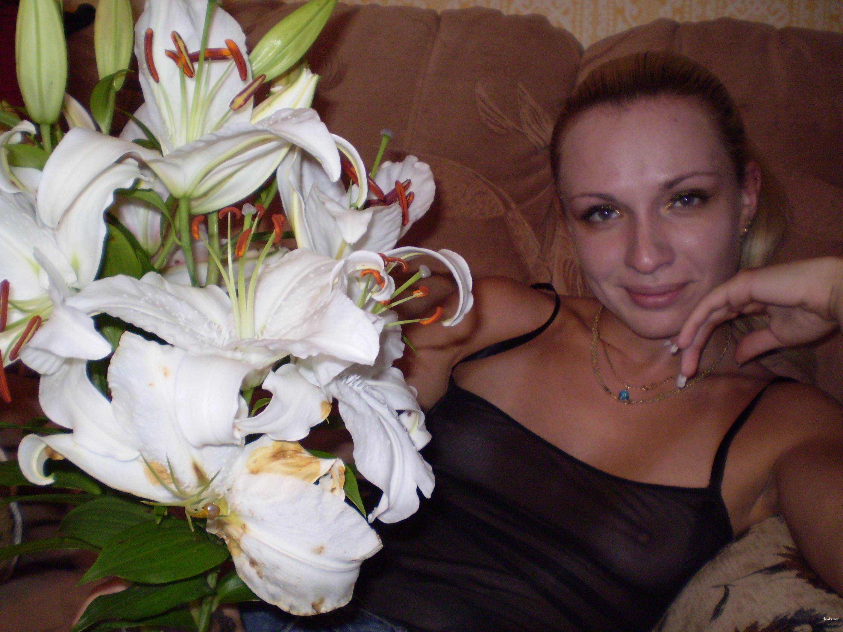 Skinny Blonde Poses Nude for XXX Photoshoot