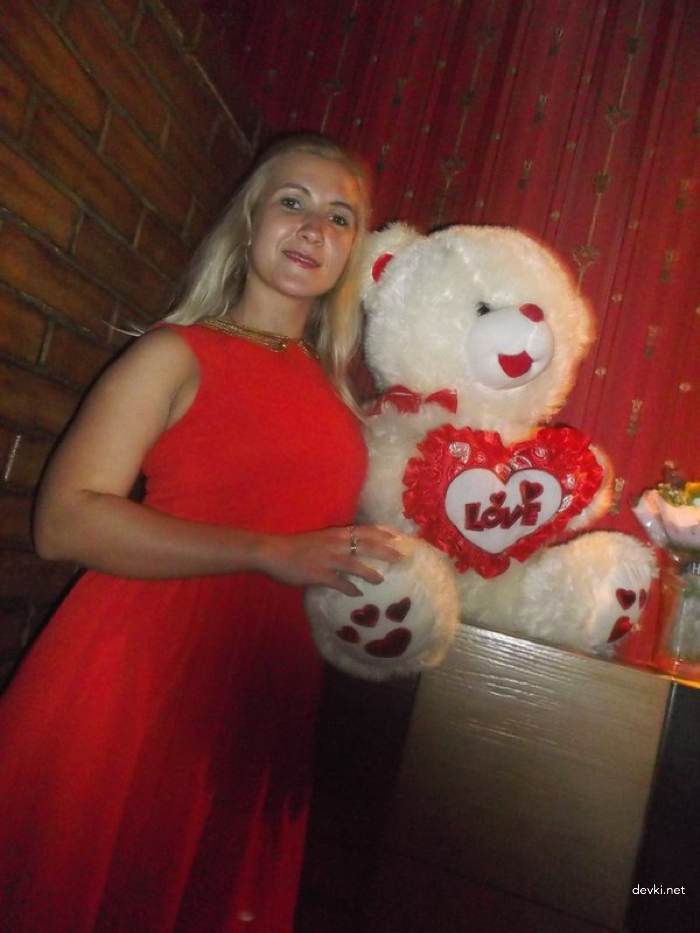 Sexy Blonde Undressing at Home: Amateur Explicit Photo Shoot