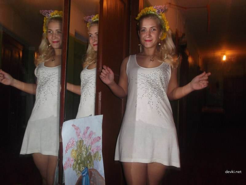 Sexy Blonde Undressing at Home: Amateur Explicit Photo Shoot