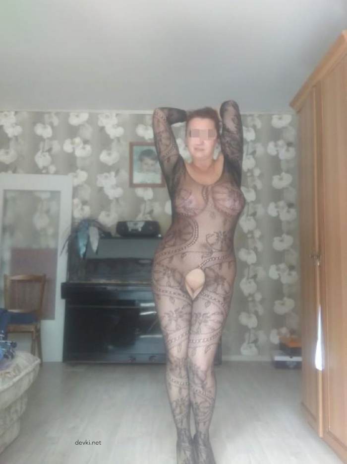 Seductive Mature Woman with Stunning Curves: Explicit Amateur Photo