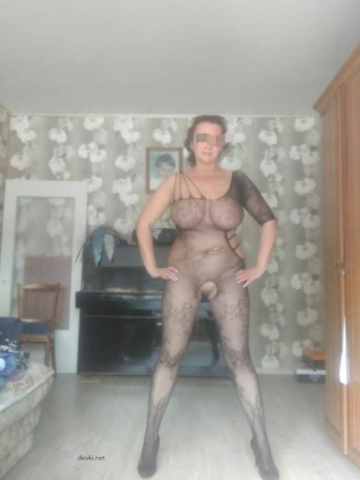 Seductive Mature Woman with Stunning Curves: Explicit Amateur Photo