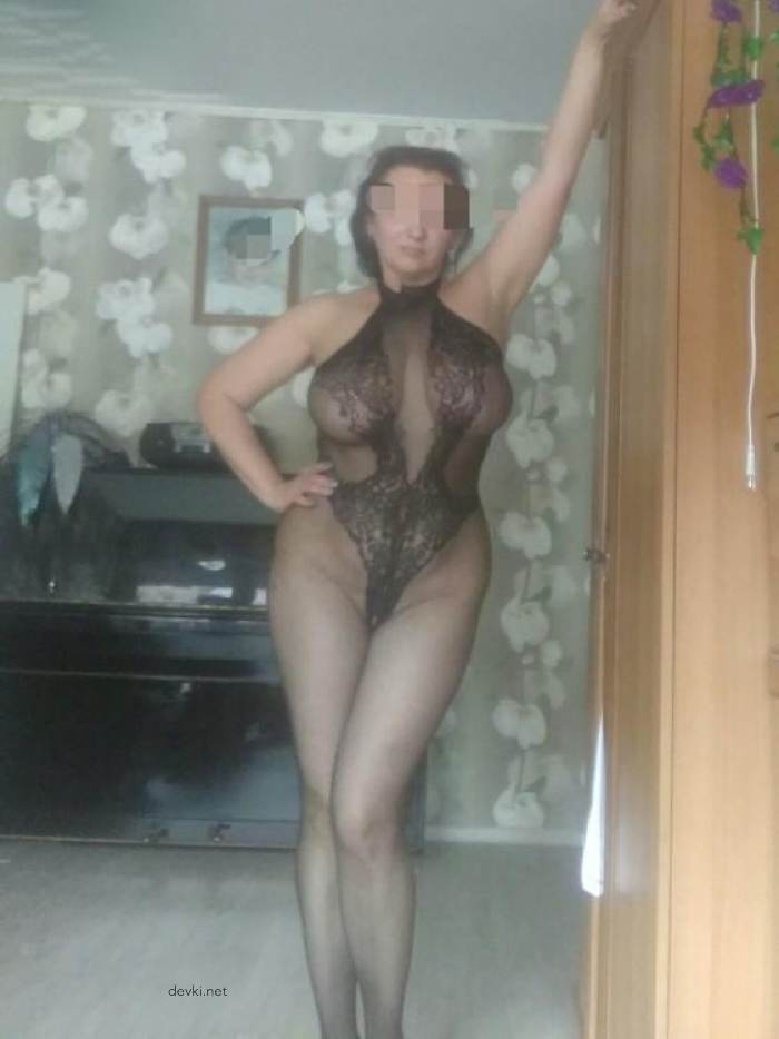 Seductive Mature Woman with Stunning Curves: Explicit Amateur Photo