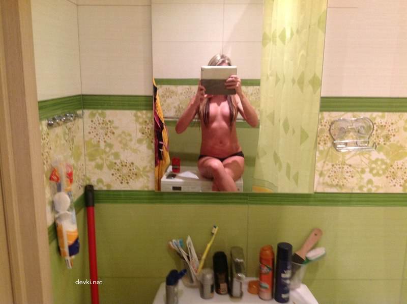 Sexy Selfie: Cute Girl Taking Hot Photos of Herself